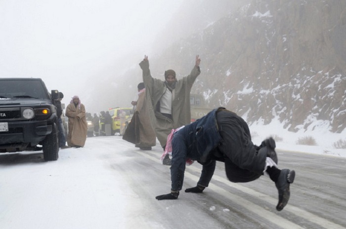 Saudis turn to comedy in snowy, wet weather